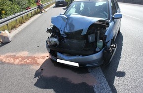 Polizei Bielefeld: POL-BI: Unfall auf der Autobahn A30 mit Vollsperrung und leicht verletzter Autofahrerin