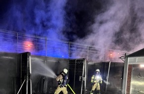 Feuerwehr Bremerhaven: FW Bremerhaven: Feuer unterhalb einer Tribüne
