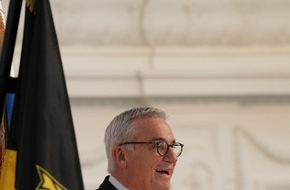 Landesfeuerwehrverband Baden-Württemberg e.V.: FWV BW: Dr. Frank Knödler wird Ehrenpräsident des Landesfeuerwehrverbandes Baden-Württemberg und erhält die Stauffermedaille in Gold