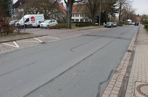Polizeiinspektion Hameln-Pyrmont/Holzminden: POL-HM: Nach Sturz einer Fahrradfahrerin: Polizei sucht Zeugen