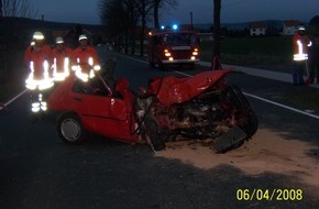 Polizeiinspektion Hameln-Pyrmont/Holzminden: POL-HOL: Wieder prallt ein Auto gegen einen Baum / Feuerwehr holt schwer verletzte Frau aus Fahrzeugwrack