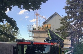 Feuerwehr Paderborn: FW Paderborn: Dachstuhlbrand Am Rippinger Weg
