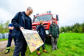Feuerwehren, Forst und Industrie beim Vegetationsbrand-Tag im Sauerländer Wald