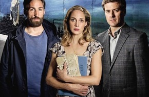 ZDF: "Herzkino" zum Jahrestag der Mauer-Öffnung: "Zwischen den Zeiten" / ZDF-Film mit Sophie von Kessel, Benjamin Sadler und Marcus Mittermeier (FOTO)