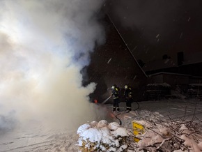 FW-AUR: Fahrzeugbrand in dichtem Schneetreiben bek&auml;mpft