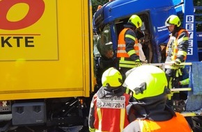 Feuerwehr Oberhausen: FW-OB: Verkehrsunfall mit drei beteiligten LKW - ein Fahrer im Fahrzeug eingeklemmt