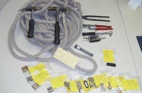 Polizeipräsidium Mittelfranken: POL-MFR: (1315) Serieneinbrecher seilte sich ab - Bildveröffentlichung