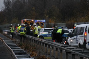 FW-WRN: Unfall auf der BAB1 mit drei PKW, Folgeeinsatz auf der Gegenspur