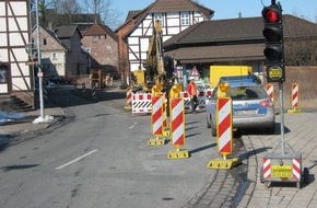 Polizeiinspektion Hameln-Pyrmont/Holzminden: POL-HOL: Baustelle B 64 - Ortsdurchfahrt Eschershausen: Baustellenarbeiten bereiten Verkehrsteilnehmern erhebliche Probleme -Bereits am ersten Tag der Baustelleneinrichtung musste ein Unfall ...