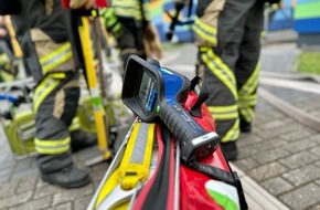 Freiwillige Feuerwehr Hünxe: FW Hünxe: Feuer an einem Baum - Schnelles Eingreifen eines Passanten verhinderte Schlimmeres