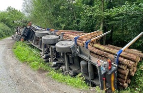 Polizei Mettmann: POL-ME: Mit Baumstämmen beladener Sattelzug auf Waldweg verunglückt - 2109010 - Ratingen