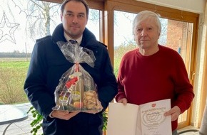 Freiwillige Feuerwehr Hünxe: FW Hünxe: Wehrleitung verteilt Weihnachtsgeschenke und ehrt Mitglieder