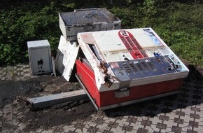 Polizeiinspektion Nienburg / Schaumburg: POL-NI: Gestohlene Zigarettenautomaten aus Güllesilo gefischt -Bild im Downlaod-