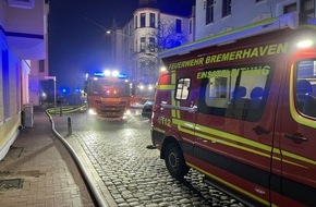 Feuerwehr Bremerhaven: FW Bremerhaven: Brennender Kinderwagen in Treppenraum von Mehrfamilienhaus gelöscht