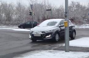 DEKRA SE: Sicher unterwegs mit guter Sicht / Vor dem Losfahren Auto vom Schnee befreien