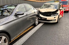 Feuerwehr Essen: FW-E: Linienbus kollidiert mit Kleintransporter - sieben Personen verletzt. Drei Stunden später kollidieren fünf Fahrzeuge auf der BAB A52, vier Verletzte