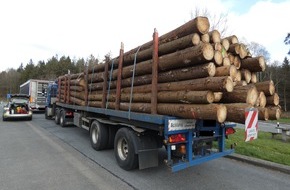 Polizeiinspektion Cuxhaven: POL-CUX: Holztransporter massiv überladen (Lichtbild in der Anlage)