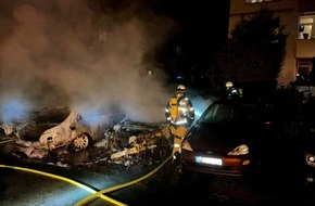 Feuerwehr Essen: FW-E: Zwei PKW in Vollbrand - Feuerwehr verhindert Brandausbreitung auf weitere Fahrzeuge und Gr&uuml;nanlage