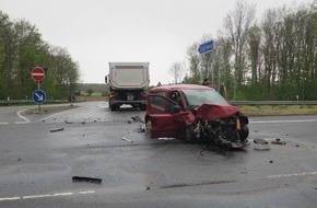 Kreispolizeibehörde Kleve: POL-KLE: Wachtendonk - Verkehrsunfall / 27-Jährige Autofahrerin schwer verletzt