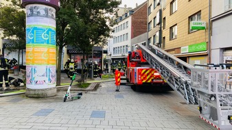 Feuerwehr Mülheim an der Ruhr: FW-MH: Wohnungsbrand im Mehrfamilienhaus. Mehrere Personen über Drehleiter gerettet - Eine Person schwerverletzt!