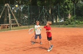 Schön Klinik: Pressemitteilung // Ferienspaß beim Tennis-Training