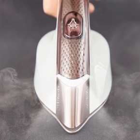 Die optimale Kombination zum B&uuml;geln und Dampfgl&auml;tten: Tefals praktische All-in-One-L&ouml;sung IXEO Vision ist stets zur Hand