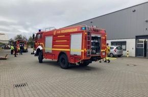 Feuerwehr Grevenbroich: FW Grevenbroich: Feuerwehr löscht Fahrzeugbrand in Halle in Grevenbroich