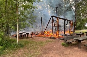 Polizeipräsidium Westpfalz: POL-PPWP: Grillhütte abgebrannt