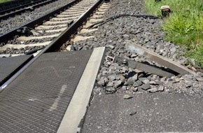 Bundespolizeiinspektion Kassel: BPOL-KS: Autofahrer fährt gegen Leitplanke am Bahnübergang - Hoher Schaden