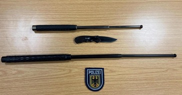 Bundespolizeidirektion Sankt Augustin: BPOL NRW: Bundespolizisten nehmen 18-Jährigen mit kleinem Arsenal an Waffen fest