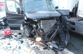 Kreispolizeibehörde Olpe: POL-OE: Lieferwagenfahrer übersieht PKW- Eine verletzte Person und hoher Sachschaden