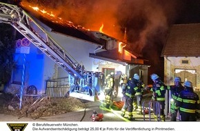 Feuerwehr München: FW-M: Gebäude in Vollbrand (Lochhausen)