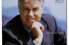 Otto Group: Otto gratuliert der Fußball-Überraschung Süd-Korea / Koreanischer Nationaltrainer Guus Hiddink zeigt sich auf dem aktuellen Katalogtitel der asiatischen Otto-Tochter Nextore.