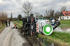 Feuerwehr Mülheim an der Ruhr: FW-MH: Saugwagen auf Feld gekippt