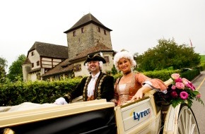 Lyreco Switzerland AG: 125 Jahre Lyreco - in Oldtimer und Kutsche auf Kundenbesuch