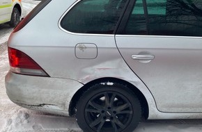 Polizei Bielefeld: POL-BI: Transporter kommt beim Ausparken ins Rutschen