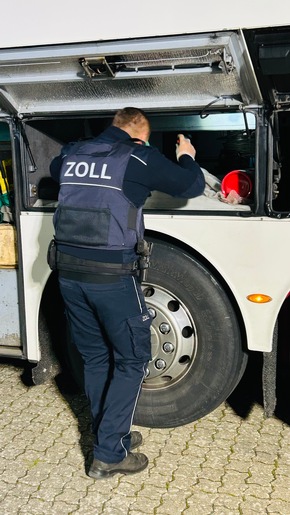 HZA-GI: Gemeinsame Kontrolle von Zoll, Polizei und Veterinäramt: Reisebusse mit erheblichen Verstößen gestoppt