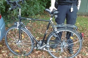 Polizeiinspektion Delmenhorst / Oldenburg - Land / Wesermarsch: POL-DEL: Landkreis Oldenburg: Zusammenstoß zwischen Fahrrad und geparktem Auto in Hude +++ Zeugenaufruf