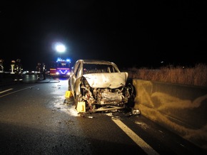 FW-MH: Verkehrsunfall auf der A40: 4 Verletzte, 3 beteiligte PKW, 1 PKW in Vollbrand!
