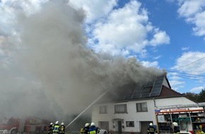 Polizeiinspektion Kusel und Polizeiwache Sch&ouml;nenberg-K&uuml;belberg: POL-PIKUS: Dachstuhlbrand in Glan-M&uuml;nchweiler - Bewohner verletzt gerettet