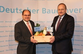 Deutscher Bauernverband (DBV): Landwirtschaft macht satt - Landwirtschaft macht Genuss -
DBV-Präsident Rukwied übergibt Lebensmittelkiste an Bundeslandwirtschaftsminister Schmidt