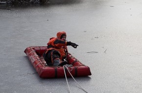 Freiwillige Feuerwehr Menden: FW Menden: Wachabteilung übt Eisrettung