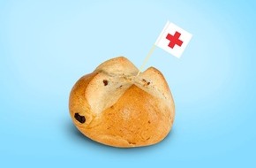 Schweizerisches Rotes Kreuz Kanton Zürich: Weltrotkreuztag in Zürich: Bäckereien verkaufen erstmals «Brotkreuze» zu Ehren von Henry Dunant, Sarah Meier und Nubya am HB Zürich als Rotkreuz-Fans (BILD)