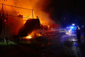 FW Stockach: Gebäudebrand in Winterspüren mit schwieriger Löschwasserversorgung.
