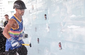 PepsiCo Deutschland GmbH: Riesiger Pepsi MAX Eisblock zieht Berlin in seinen Bann (BILD)