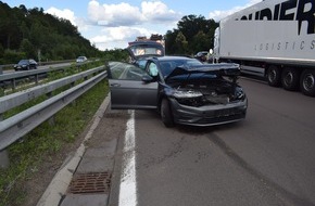 Polizeidirektion Kaiserslautern: POL-PDKL: Pkw beim Fahrstreifenwechsel übersehen - Fahrer leicht verletzt