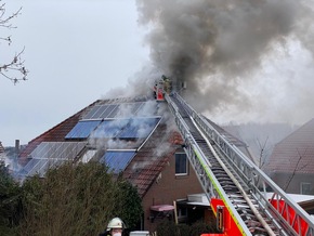POL-STD: Dachstuhlbrand in Bützfleth - Feuerwehr kann Übergreifen auf das gesamte Haus verhindern