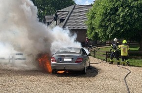 Freiwillige Feuerwehr Bedburg-Hau: FW-KLE: Mercedes ausgebrannt/ Drei Verletzte durch Rauchgase