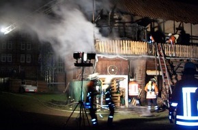 Polizeiinspektion Hameln-Pyrmont/Holzminden: POL-HOL: Grünenplan - Obere Hilsstraße: Dachstuhlbrand verursacht 10.000,-- EUR Sachschaden - Ursache noch unbekannt -