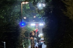 Feuerwehr Norderstedt: FW Norderstedt: Cordt-Buck-Weg - Feuermeldung wird zu Gefahrguteinsatz